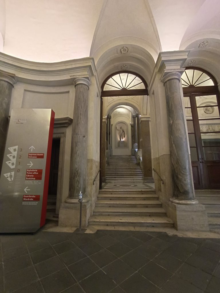 Entrata al Palazzo Braschi dal chiostro