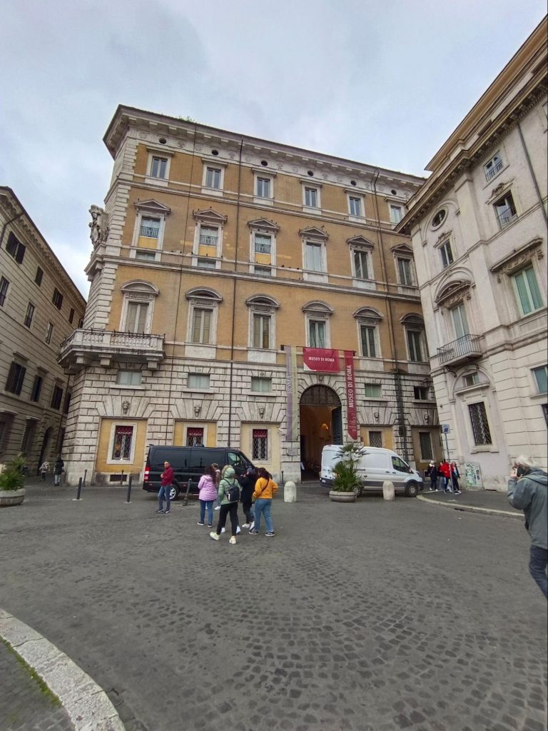 Facciata esterna su Piazza Navona