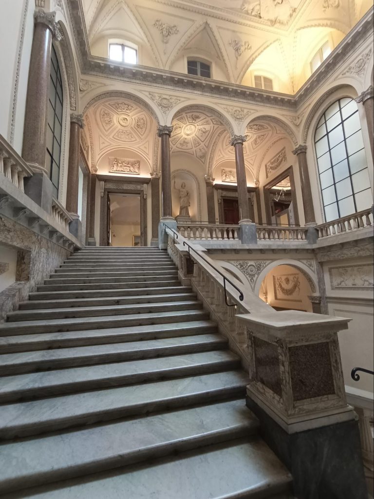 Scalinata interna verso l’entrata al Museo di Roma
